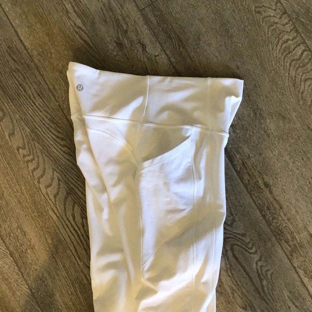 Lululemon white crop leggings. EUC SZ 8